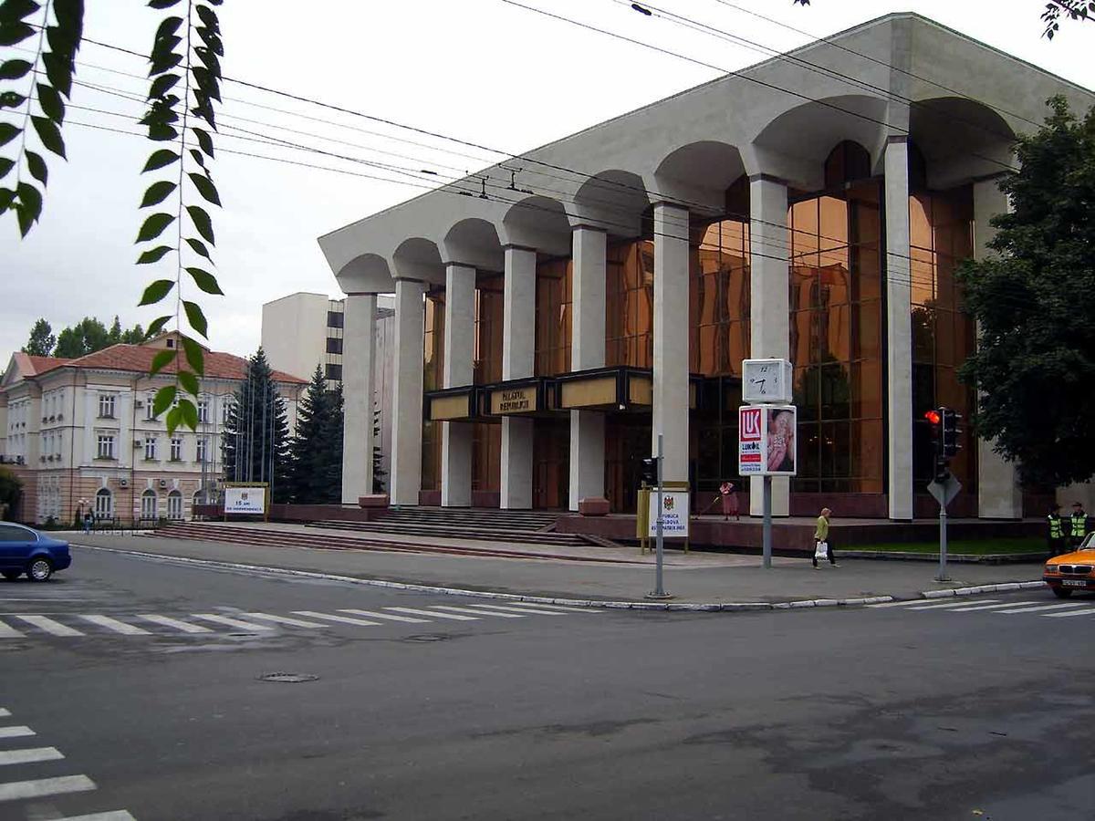 2 Bedrooms Heart Of City Center Chisináu Exterior foto